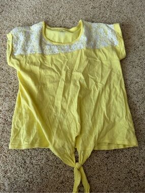 Girls yellow shirt 💛